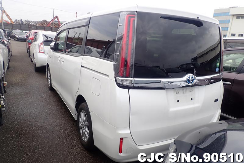 Toyota noah hybrid 2017